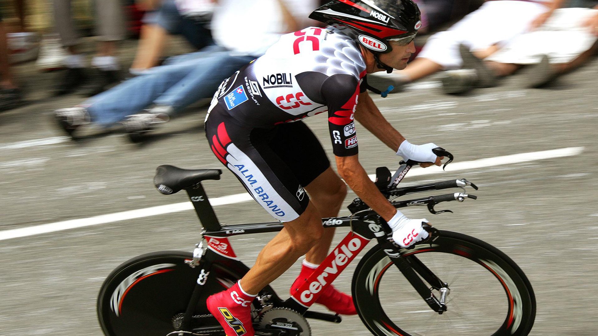 公牛团队失误不断主场输球，公牛队进场